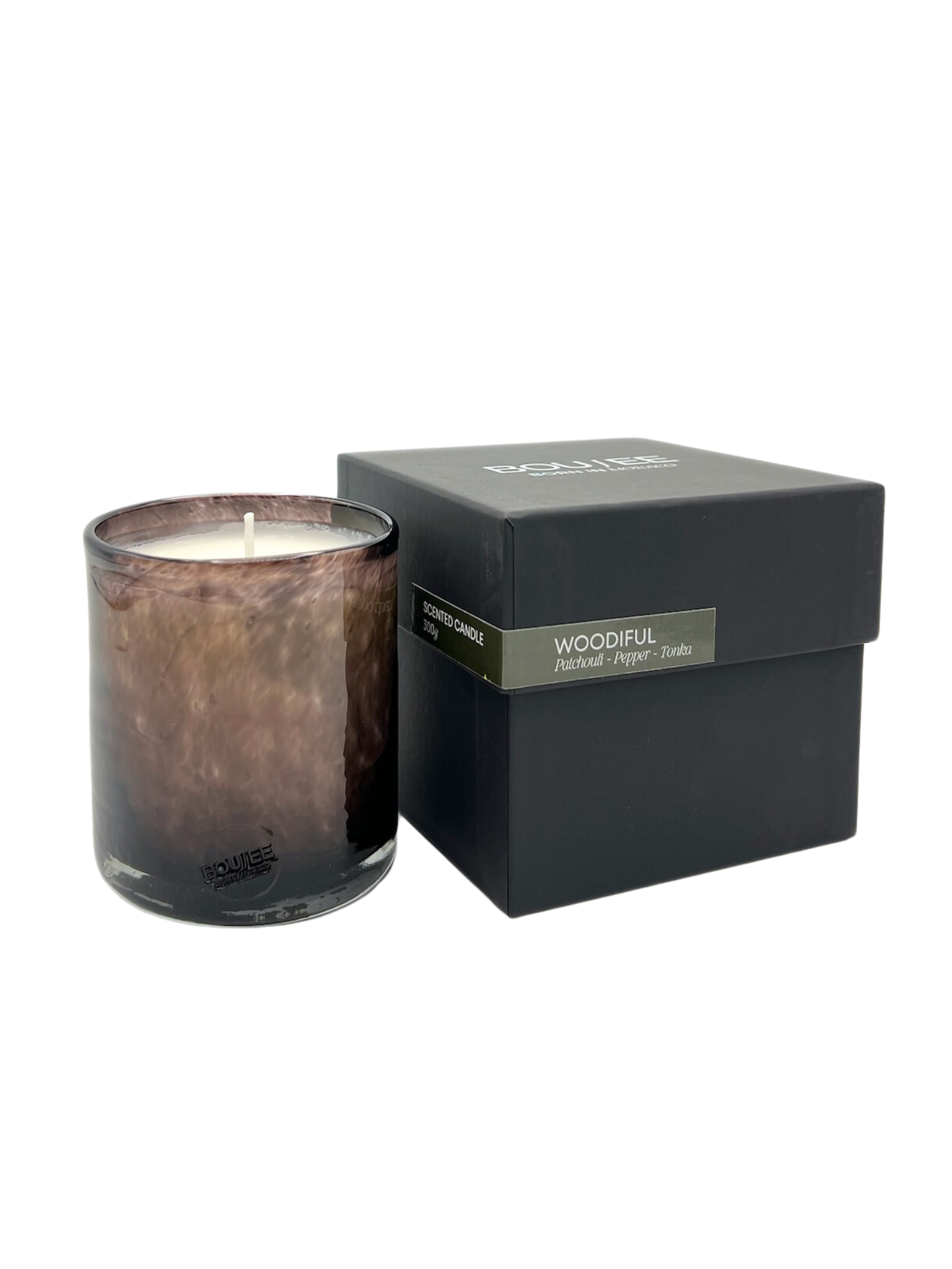 Woodiful Candle by BOUJEE Monaco, a bold and inviting fragrance with patchouli, pepper, and tonka, creating a warm atmosphere.